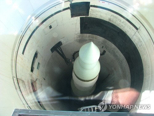 격납고에 보관돼 발사준비 중인 미국의 ICBM '미니트맨 3'[미 국방부 제공]